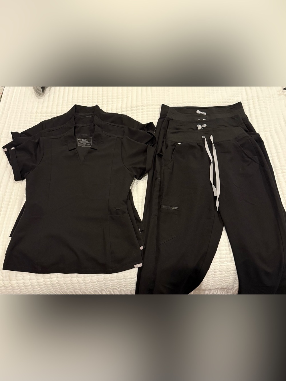 FIGS Black Scrubs - 7 pieces
3 Scrub Tops with 4 Black Scrub Pants (3 styles)